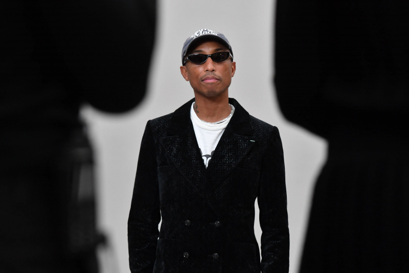  Pharrell Williams vestido con traje negro con gafas de sol
