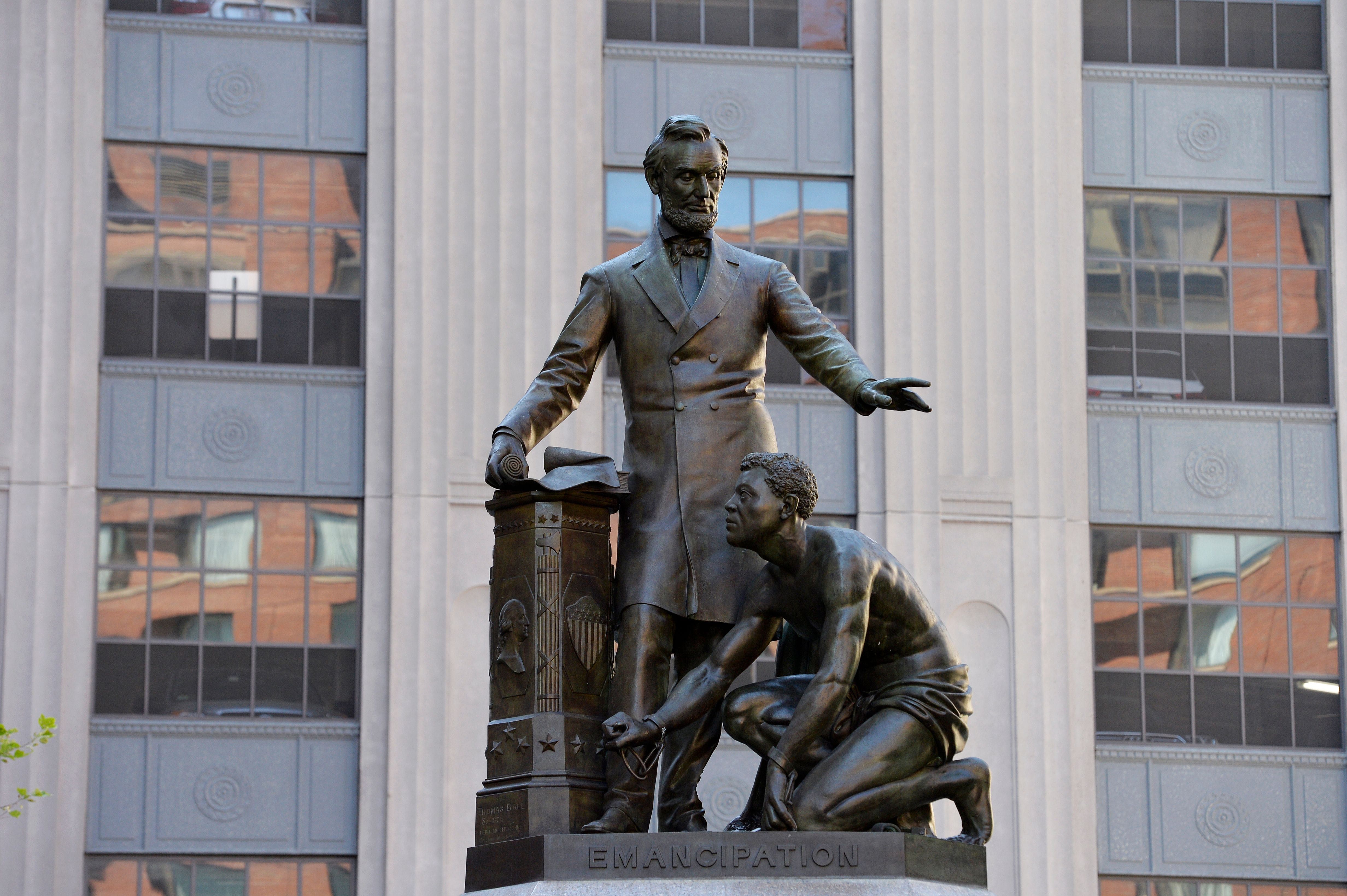 Uklonjen je kip roba i Lincolna kojeg je kritizirao Frederick Douglass