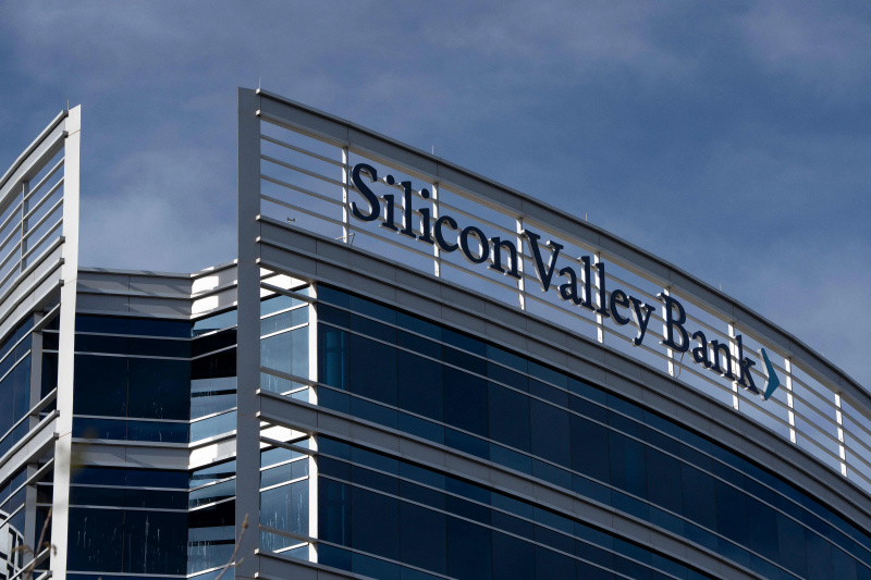   Oficina de Silicon Valley Bank con el logotipo sobre el edificio.