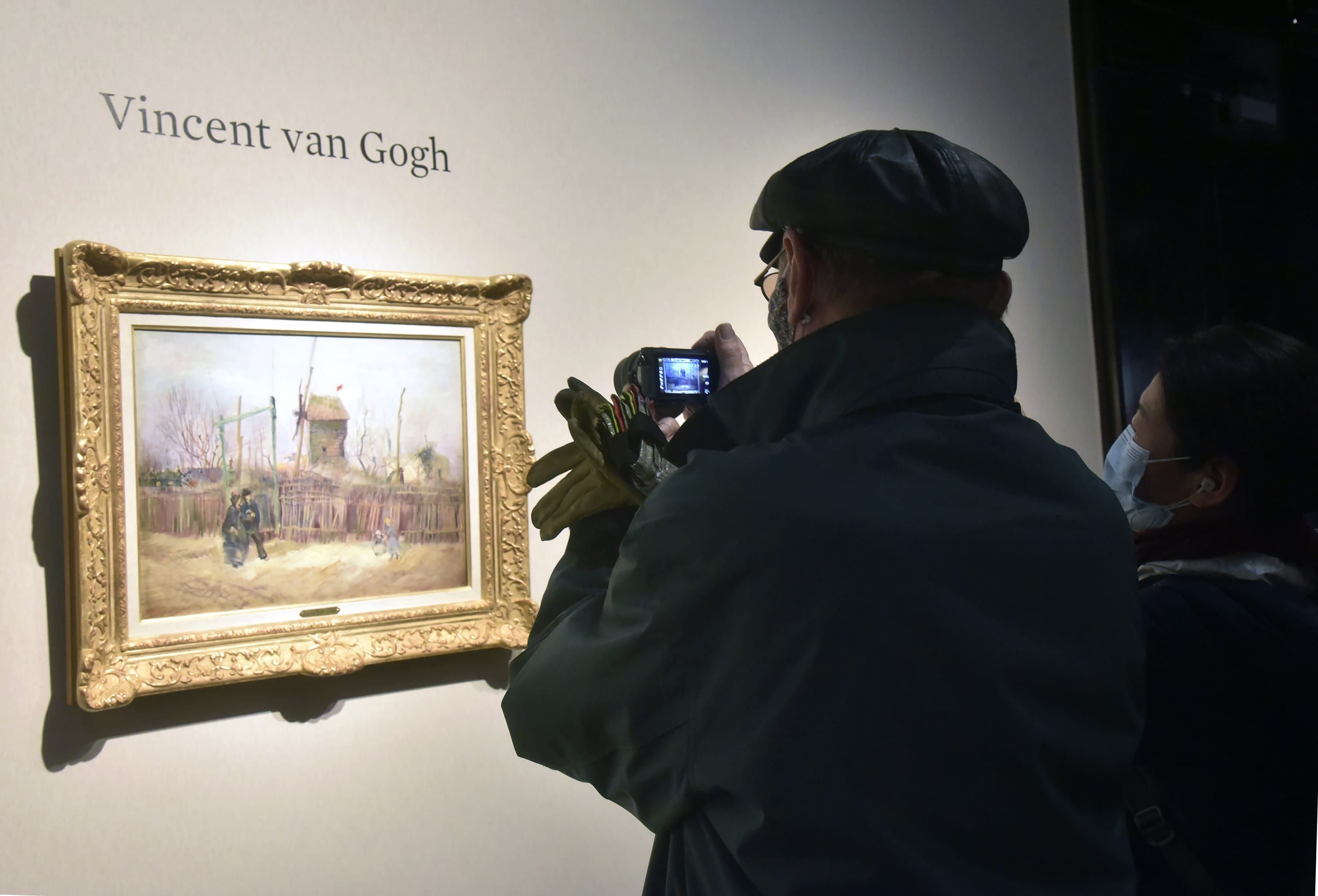 'Street Scene in Montmartre' ของ Van Gogh ขายได้ในราคา 15.4 ล้านเหรียญ