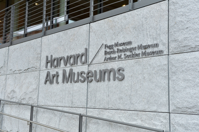   Intrarea la Muzeele de Artă Harvard, semn de piatră care afișează numele Muzeului Arthur M. Sackler