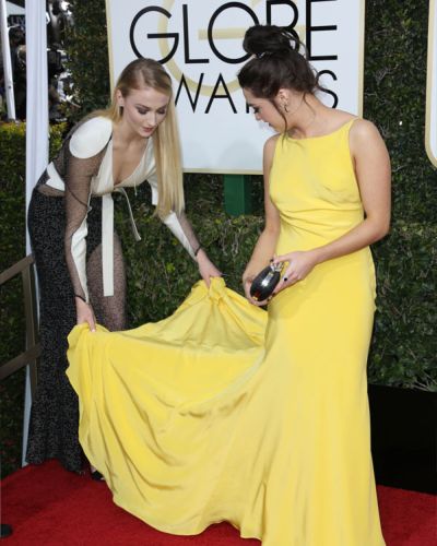 Sophie Turner arruma o vestido de Maisie Williams no tapete vermelho do Globo - Veja foto