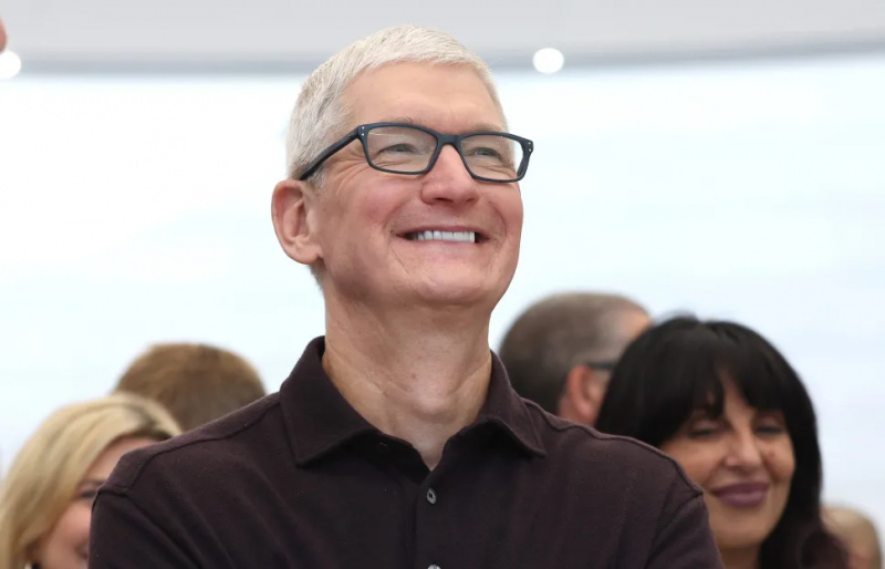 Изпълнителният директор на Apple Тим Кук доброволно намалява заплатата си за 2023 г. с 40% до 49 милиона долара