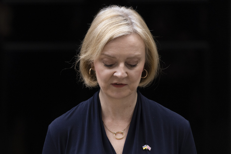   Close da primeira-ministra do Reino Unido, Liz Truss, que está abaixando a cabeça enquanto entrega sua renúncia ao cargo.