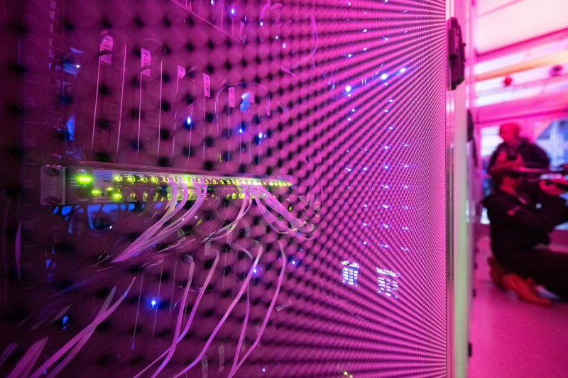   Los LED se encienden en un rack de servidores en un centro de datos.