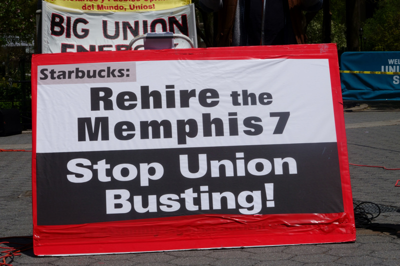 Starbucks trebuie să reintegreze în Memphis șapte lucrători sindicali care au fost concediați după ce au vorbit cu presa