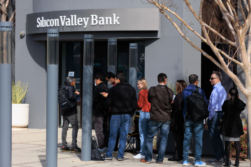   La gente espera fuera de la sede de Silicon Valley Bank en Santa Clara, CA, para retirar fondos