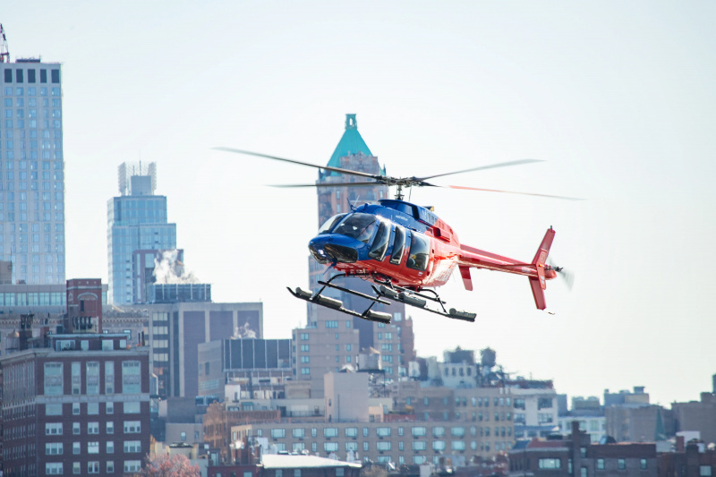  Elicopter roșu și albastru aterizează la NYC's wall street