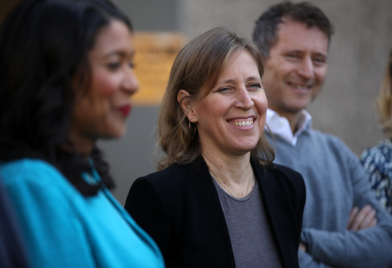  Susan Wojcicki sonríe más allá de la cámara.
