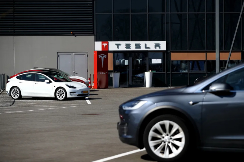 Los autos eléctricos Tesla ven una demanda creciente después de que el precio del modelo Y caiga un 30%