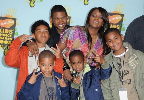 Usher: Podozrivý zatknutý za tragickú smrť nevlastného syna Kile Glovera