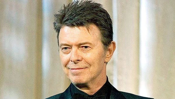David Bowien tytär Lexi, 22, suree häntä takaiskukuvalla ja -videolla 7. kuolemanpäivänä