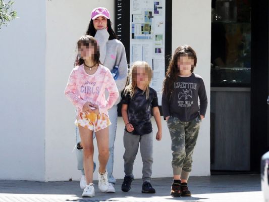   Malibu, CA - *EXCLUSIV* - Actrița Meghan Fox poate't help but smile while spending time with her three kids after being on tour with fiance Machine Gun Kelly. Meghan was dressed casually and  took her 3 kids for ice cream in Malibu.
Pictured: Meghan Fox
BACKGRID USA 29 MARCH 2022 
USA: +1 310 798 9111 / usasales@backgrid.com
UK: +44 208 344 2007 / uksales@backgrid.com
*UK Clients - Pictures Containing Children
Please Pixelate Face Prior To Publication*