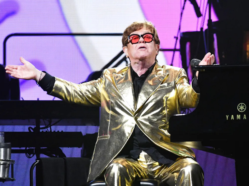   Elton John joacă pe scena Pyramid
Festivalul Glastonbury, ziua 5, Marea Britanie - 25 iunie 2023