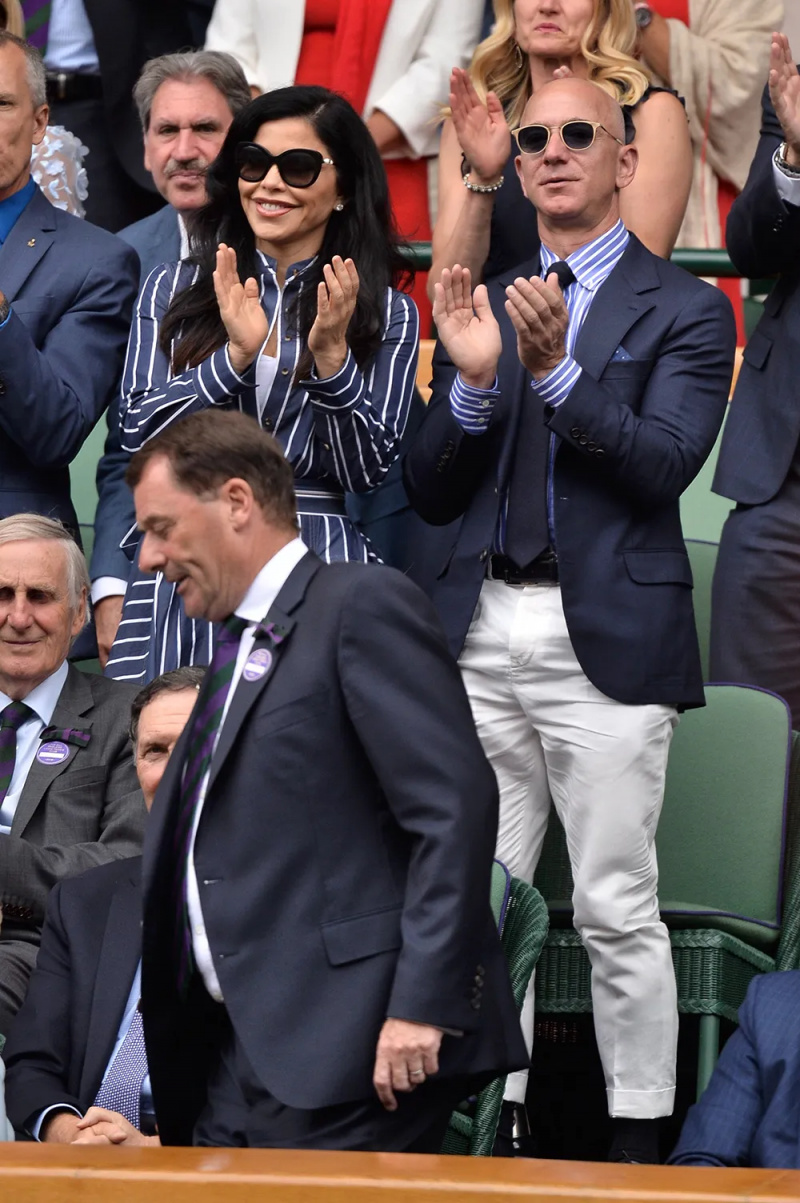   CEO-ul și președintele Amazon Jeff Bezos și Lauren Sanchez sosesc pentru a urmări finalele de simplu masculin pe terenul central în ziua a 13-a a Campionatului de tenis de la Wimbledon 2019, desfășurat la All England Lawn Tennis and Croquet Club.
Campionatele de tenis de la Wimbledon, ziua 13, All England Lawn Tennis and Croquet Club, Londra, Marea Britanie - 14 iulie 2019