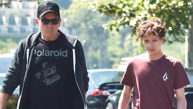 Чарли Шин связывается с одним из своих 14-летних сыновей-близнецов на редком совместном публичном пикнике: фото