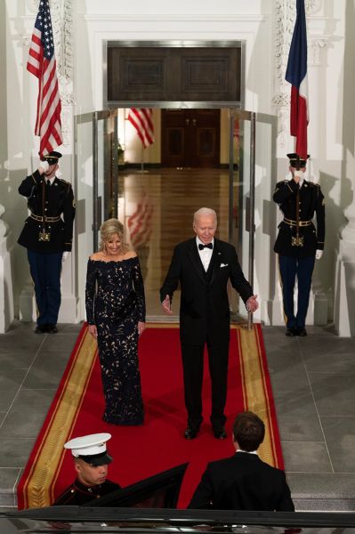 งานเลี้ยงอาหารค่ำครั้งแรกของ Joe Biden: รูปถ่ายของสุภาพสตรีหมายเลขหนึ่ง Jill, Jennifer Garner, Chrissy Teigen และดาราอีกมากมาย