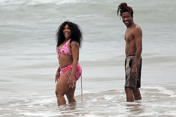   EXCLUSIVE: Laulaja SZA hymyilee Havaijin rannalla juhliessaan listan kärkimenestystä uudella albumillaan'SOS'. The 33-year-old hitmaker - real name Solana Imani Rowe - looked happy and relaxed as she hit the beach with her producer ThankGod4Cody, who is credited on seven songs on the history-making R&B album. She rocked a plunging pink halter neck swimsuit and matching sarong, also revealing a nip slip as she cooled off with a dip in the ocean. The New Jersey-raised R&B singer-songwriter is currently holding the top spot on the Billboard 200 with her long-awaited second LP. She recently took to Instagram, telling fans: "3 weeks at number one fully minding my business n not giving a f**k . Thank God." In her latest lyrics, the 'Hit Different' songstress has seemingly addressed plastic surgery rumors, responding to rampant speculation around whether her body has been cosmetically enhanced. 03 Jan 2023 Pictured: SZA. Photo credit: MEGA TheMegaAgency.com +1 888 505 6342 (Mega Agency TagID: MEGA929982_021.jpg