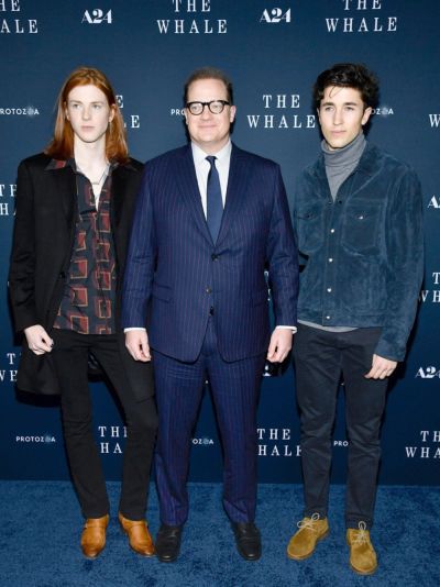   Actorul Brendan Fraser, în centru, pozează cu fiii săi Leland Fraser, în stânga, și Holden Fraser participă la premiera filmului