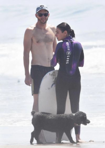   EXCLUSIV: Ashton Kutcher și Mila Kunis petrec weekendul de Ziua Muncii la plajă, răcorindu-se de valul de căldură înăbușitor din Santa Barbara de duminică. Ashton a folosit o placă de surf și un bodyboard pentru a prinde valuri, în timp ce Mila a făcut un mic boogie boarding și body surfing. Mila a folosit un costum de neopină în timp ce a prins valuri. Ashton a dezvăluit recent că a suferit de vasculită în urmă cu câțiva ani și a spus că a avut o perioadă dificilă de recuperare, dar acum este bine. El a dezvăluit recent și o pierdere semnificativă în greutate. 04 septembrie 2022 În imagine: Ashton și Mila merg la surfing. Credit foto: Garrett Press/MEGA TheMegaAgency.com +1 888 505 6342 (Mega Agency TagID: MEGA892118_047.jpg