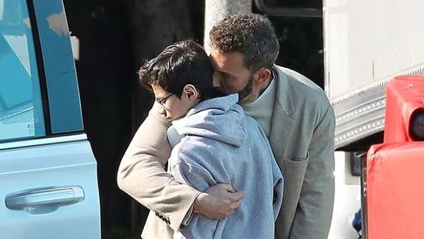 Ben Affleck halaa ja suutelee Stepson Maxia, 14, poistuessaan studiosta: Valokuvat