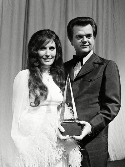   Lynn Twitty Cântăreții de muzică country Loretta Lynn, stânga, și Conway Twitty pozează cu trofeul lor la American Music Awards din Los Angeles, Ca., în februarie 1975. Duetul a câștigat grupul favorit sau corul PREMII DE MUZICA LYNN TWITTY, LOS ANGELES, SUA