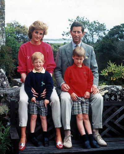   Prințesa Diana, Prințul Charles, Prințul William și Prințul Harry
Prințesa Diana, Prințul Charles și fiii în vacanță, Insulele Scilly, Marea Britanie - 1989