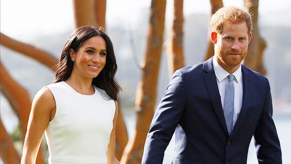 Meghan Markle i el príncep Harry somriuen misteriosament, s'agafen de la mà en noves fotos de la recent visita al Regne Unit