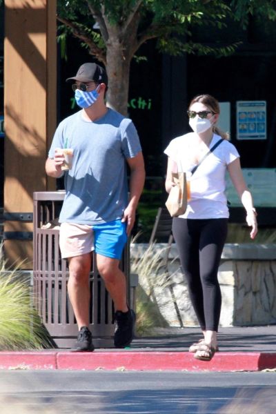   Thousand Oaks, CA - *EXCLUSIV* - Actorul Taylor Lautner văzut mâncând sandvișuri Togos și bând cafea Starbucks cu prietena lui Tay în Thousand Oaks. Cuplul părea foarte fericit și purta măști plimbându-se, dar le-a scos odată ce s-au așezat.
În imagine: Taylor Lautner
 
SUA: +1 310 798 9111 / usasales@backgrid.com
Marea Britanie: +44 208 344 2007 / uksales@backgrid.com
*Clienți din Marea Britanie - Imagini care conțin copii
Vă rugăm să pixelați fața înainte de publicare*
BACKGRID SUA 22 IUNIE 2020
BYLINE TREBUIE CITIT: Ability Films / BACKGRID