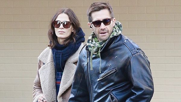 Jake Gyllenhaal และแฟนสาว Jeanne Cadieu จับมือกันในภาพถ่าย PDA หายากก่อนวันขอบคุณพระเจ้า