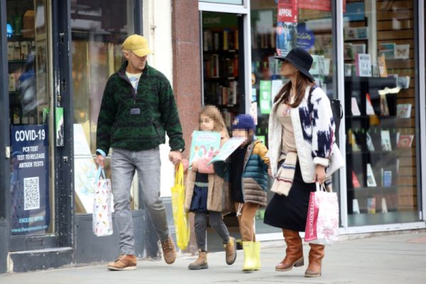  พิเศษ: Ryan Gosling และ Eva Mendes ใช้เวลาในลอนดอนกับลูกสาว Esmeralda และ Amada พวกเขาไปช้อปปิ้งที่ร้านหนังสือและร้านขายงานศิลปะ **คำแนะนำพิเศษ*** กรุณา pixelate เด็ก's faces before publication.***. 29 Mar 2022 Pictured: Ryan Gosling Eva Mendes. Photo credit: MEGA TheMegaAgency.com +1 888 505 6342 (Mega Agency TagID: MEGA843099_044.jpg