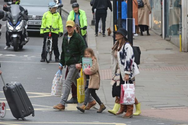   พิเศษ: Ryan Gosling และ Eva Mendes ใช้เวลาในลอนดอนกับลูกสาว Esmeralda และ Amada พวกเขาไปช้อปปิ้งที่ร้านหนังสือและร้านขายงานศิลปะ **คำแนะนำพิเศษ*** กรุณา pixelate เด็ก's faces before publication.***. 29 Mar 2022 Pictured: Ryan Gosling Eva Mendes. Photo credit: MEGA TheMegaAgency.com +1 888 505 6342 (Mega Agency TagID: MEGA843099_030.jpg