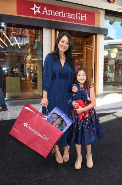   Crystal Kung Minkoff și fiica să facă cumpărături de sărbători la noul pop-up al American Girl din Century City