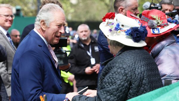 King Charles hilser fans forud for kroningen med Kate Middleton og prins William: Billeder