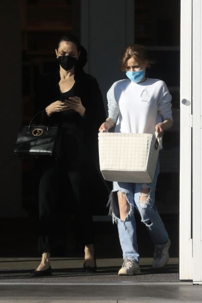   West Hollywood, CA - *EXCLUSIV* - Actrița Angelina Jolie a fost văzută ocupată la telefon în timp ce părăsea magazinul de containere din The Grove împreună cu fiica ei, Shiloh Jolie-Pitt, care a făcut cea mai mare parte a ridicării.
În imagine: Angelina Jolie, Shiloh Jolie-Pitt
BACKGRID SUA 11 MARTIE 2022
BYLINE TREBUIE CITIT: BACKGRID
SUA: +1 310 798 9111 / usasales@backgrid.com
Marea Britanie: +44 208 344 2007 / uksales@backgrid.com
*Clienți din Marea Britanie - Imagini care conțin copii
Vă rugăm să pixelați fața înainte de publicare*