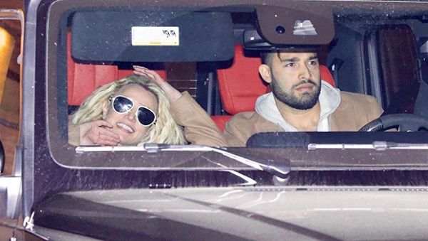 Britney Spears sa žiarivo usmieva na rande so Samom Asgharim na zriedkavých fotografiách The Couple Out