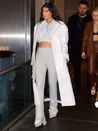   Kylie Jenner astuu ulos illalliselle Nobu in Grey Cropped Ensemble ja hänen Baby Bump Full DisplayKylie Jenner astuu ulos illalliselle Nobu in Grey Cropped Ensemble kanssa hänen Baby Bump Full Display -näytöksessä, New York, USA - 11. syyskuuta 2021