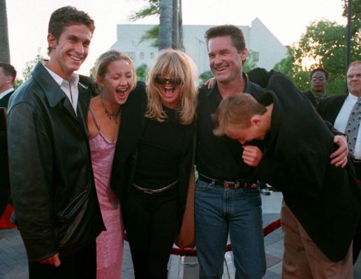   HAWN RUSSELL HUDSON Actrița Goldie Hawn, a treia de la stânga, și actorul Kurt Russell râd cu, de la stânga la dreapta, Hawn's children Oliver Hudson, Kate Hudson, and Boston Russell, before attending the premeire of Russell's new motion picture "Breakdown," in Los Angeles, Calif
PEOPLE HAWN RUSSELL, LOS ANGELES, USA