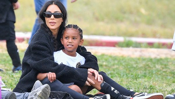 Kim Kardashian keskittyy äitien tehtäviin Saint's jalkapallopelissä Kanyen uusien kiukkujen keskellä