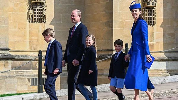 Princ William a Kate Middleton zápasia v modrom s deťmi George, 9, Charlotte, 7, a Louis, 4, na Veľkú noc