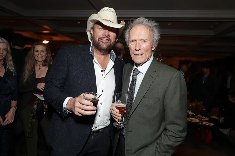   Toby Keith ja Clint Eastwood hymyilevät yhdessä