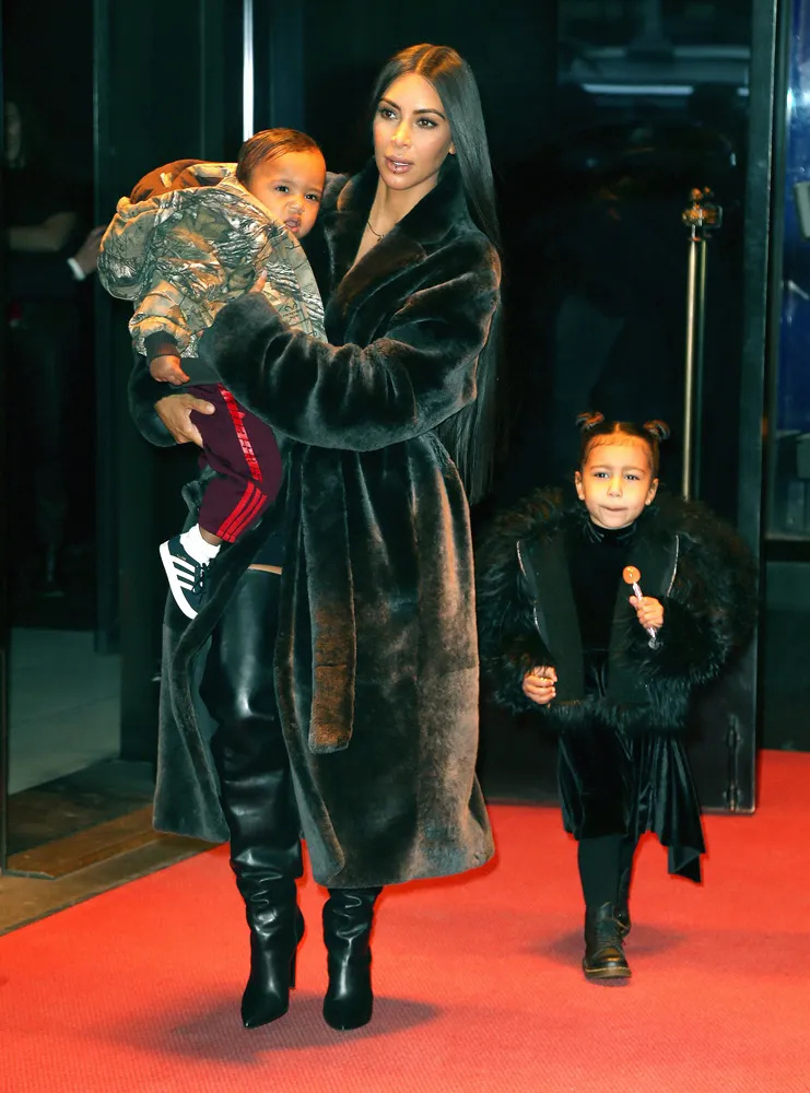   Kim Kardashian, Severozápad, Svätý Západ
Kim Kardashian vonku a okolo, New York, USA - 1. februára 2017
Kim Kardashian a deti opúšťajú domov v New Yorku