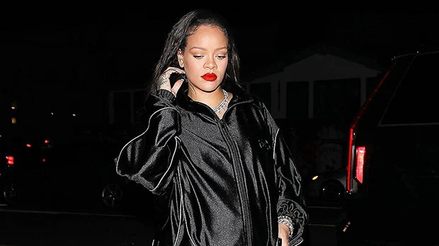 Raskaana oleva Rihanna, 35, Rocks Silky Black Set & Red Lip Out illalliselle LA:ssa: Valokuvat