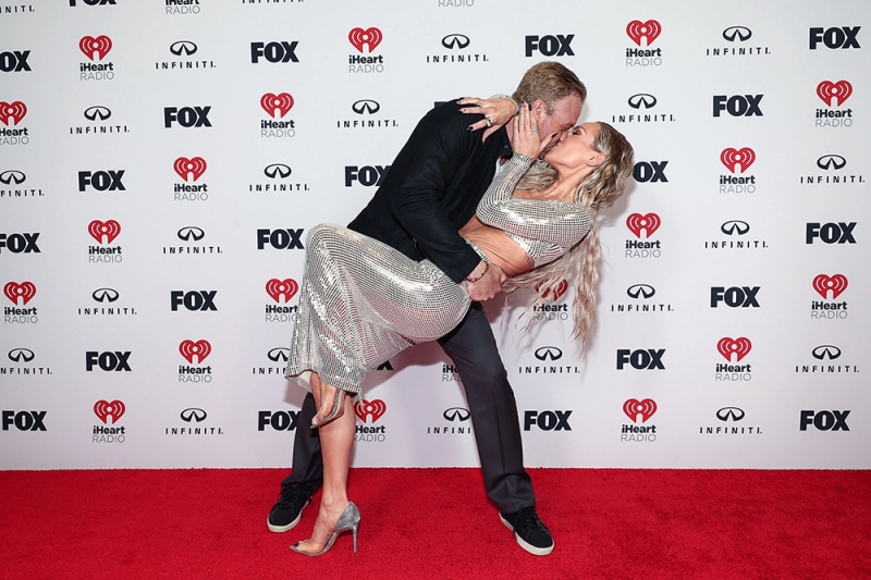   Brian Austin Green și Sharna Burgess
iHeartRadio Music Awards, Sala de presă, Los Angeles, California, SUA - 27 martie 2023