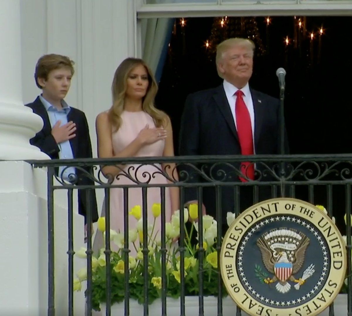 Trump sladrede ikke kun påskeægsrollen, men også nationalsangen
