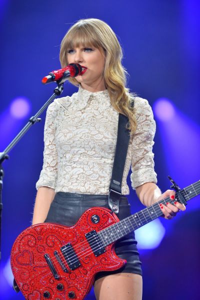   Taylor Swift, de șapte ori câștigătoare a unui Grammy, cântă în timpul turneului RED de la Philips Arena din Atlanta, Georgia.
Taylor și DJ-ul ei, Calvin Harris, s-au despărțit după 15 luni împreună.
**STOC**
NUMAI DREPTURI din Marea Britanie
În imagine: Taylor Swift
Ref: SPL4150160 030616 NEEXCLUSIV
Imagine de: FLXX/FameFlynet.uk.com/SplashNews.com
Splash News and Pictures
SUA: +1 310-525-5808
Londra: +44 (0)20 8126 1009
Berlin: +49 175 3764 166
photodesk@splashnews.com
Drepturile Mondiale