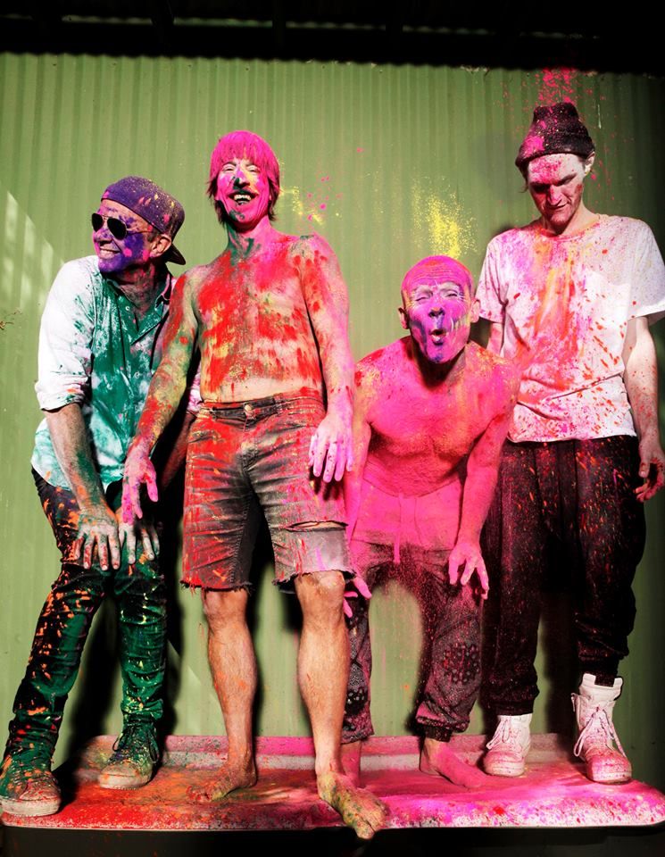 Kuinka Red Hot Chili Peppers kehittyi legendoiksi 10 kappaleessa