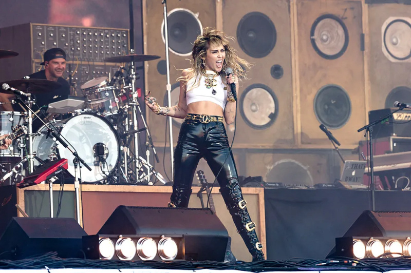   Miley Cyrus cântă pe scena Pyramid
Festivalul Glastonbury, ziua 5, Marea Britanie - 30 iunie 2019