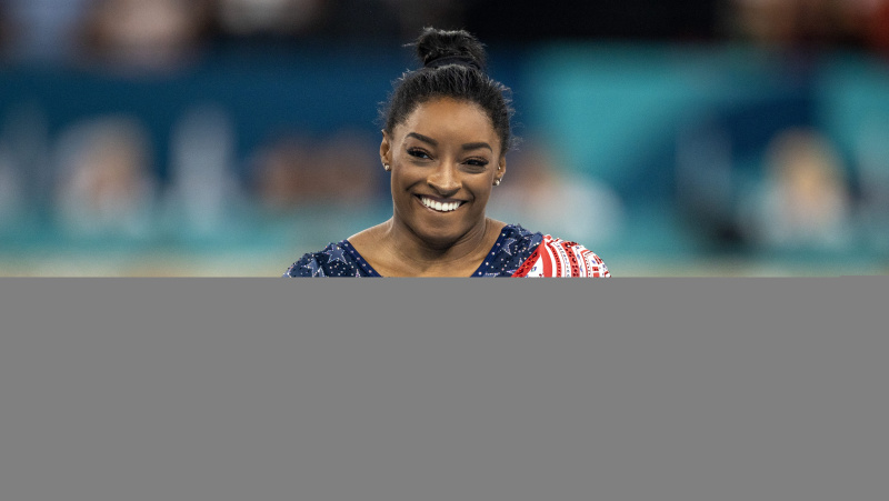 PARIS, FRANKREICH: 30. JULI: Simone Biles aus den Vereinigten Staaten reagiert, nachdem sie am 30. Juli 2024 im Rahmen der Olympischen Sommerspiele 2024 in Paris, Frankreich, ihr Stufenbarrenprogramm beim Mannschaftsfinale der Frauen im Kunstturnen in der Bercy Arena durchgeführt hat. (Foto von Tim Clayton/Corbis über Getty Images)