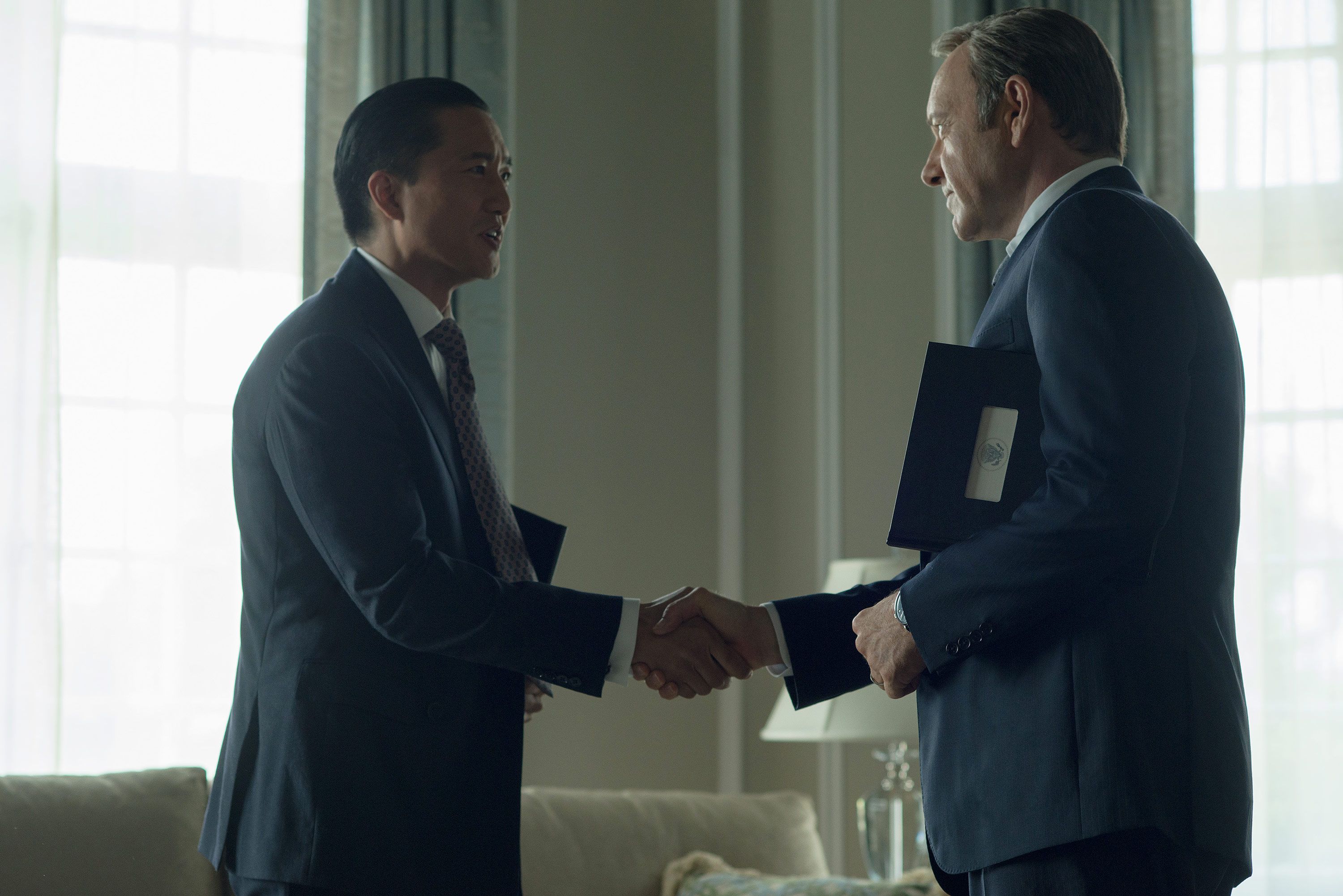 Xander Feng și vicepreședintele Frank Underwood pe House of Cards. (Netflix)